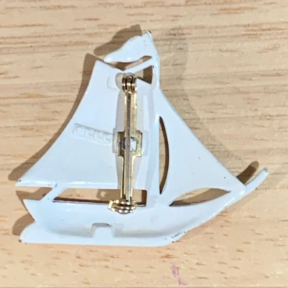 Vintage Hallmark Patriotic‎ Sailboat Brooch Red White Blue Enamel Nautical 1986